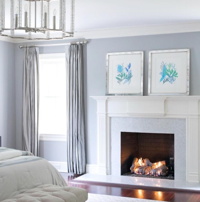 Cozy bed+ fireplace = dream bedroom. 

Double tap if you agree! 

#bedroomdesignideas #cozybedroom #cozybed #bedroomwithfireplace #fireplacedesign #dreambedroom #mollyhirschinteriors 

Photo by @junipermillbrook